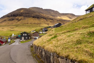 Bour, Faroe Adaları - 30 Nisan 2018: Vagar Adası 'ndaki Bour manzarası. Bir tepenin yamacında küçük bir köy..