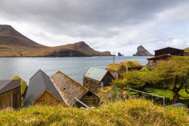 Vagar Adası 'ndaki Bour manzarası. Bir tepenin yamacında küçük bir köy. Faroe Adaları.