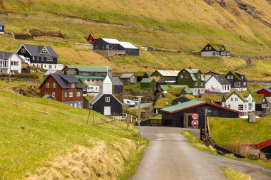 Bour, Faroe Adaları - 30 Nisan 2018: Vagar Adası 'ndaki Bour' daki ahşap kilise manzarası. Bir tepenin yamacında küçük bir köy. Faroe Adaları.