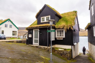 Bour, Faroe Adaları - 30 Nisan 2018: Vagar Adası 'ndaki Bour manzarası. Bir tepenin yamacında küçük bir köy..