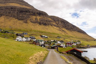Bour, Faroe Adaları - 30 Nisan 2018: Vagar Adası 'ndaki Bour manzarası. Bir tepenin yamacında küçük bir köy..