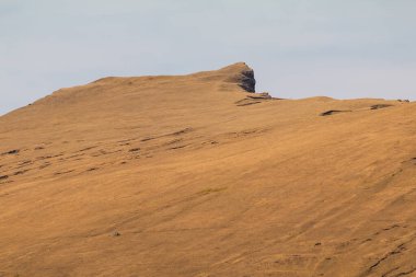 Vagar adasındaki dağ manzarası. Güneşli bir bahar günü. Faroe Adaları.