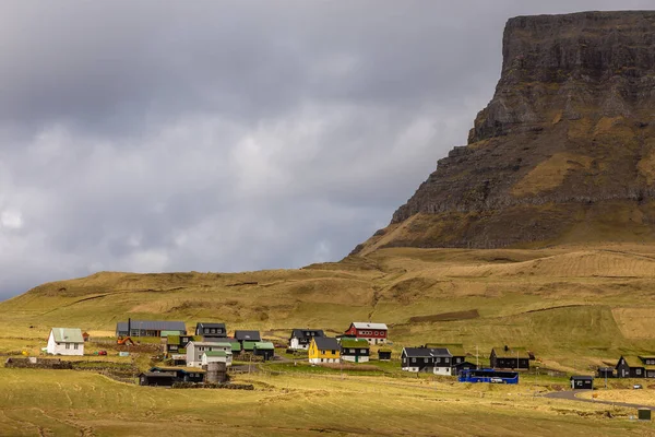 Gasadalur, Faroe Adaları - 30 Nisan 2018: Vagar Adası 'ndaki Gasadalur manzarası. Bir tepenin yamacında küçük bir köy..