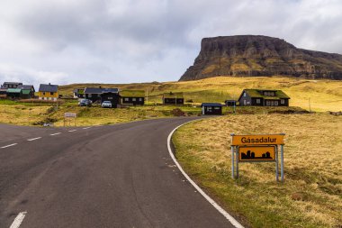 Gasadalur, Faroe Adaları - 30 Nisan 2018: Vagar Adası 'ndaki Gasadalur manzarası. Bir tepenin yamacında küçük bir köy..