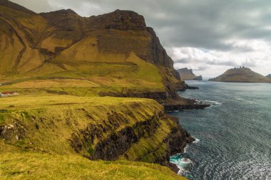 Gasadalur yakınlarındaki Vagar Adası 'ndaki dik Atlantik Okyanusu' nun manzarası. Faroe Adaları.