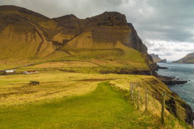 Gasadalur yakınlarındaki Vagar Adası 'ndaki dik Atlantik Okyanusu' nun manzarası. Faroe Adaları.