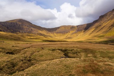 Vagar adasındaki dağ manzarası. Bulutlu bahar günü. Faroe Adaları.