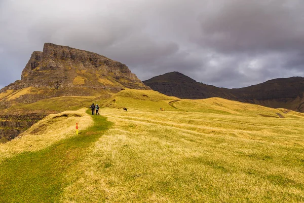 Gasadalur Islas Feroe Abril 2018 Turistas Camino Pie Isla Vagar — Foto de Stock