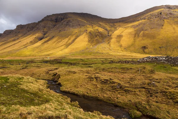 Paisaje Montaña Isla Vagar Nublado Día Primavera Islas Feroe —  Fotos de Stock