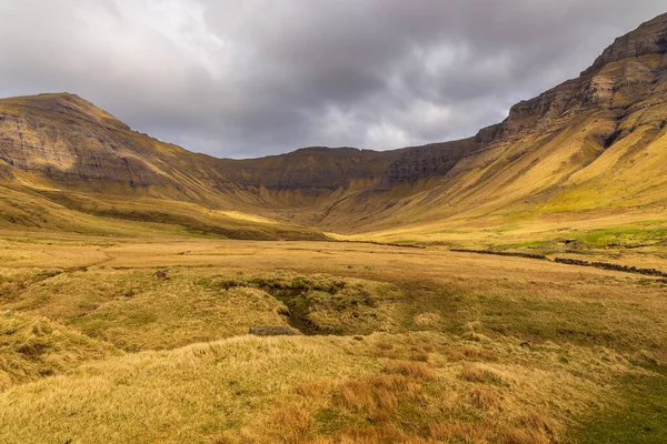 Berglandschaft Auf Der Insel Vagar Bewölkter Frühlingstag Färöer — Stockfoto