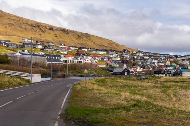 Stongum, Faroe Adaları - 30 Nisan 2018: Vagar Adası 'ndaki Stongum manzarası. Bir tepenin yamacında küçük bir köy..