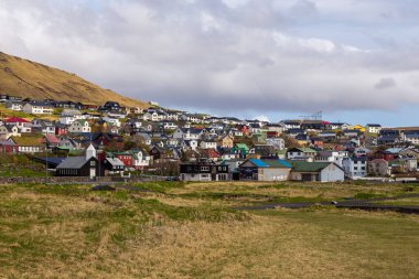 Stongum, Faroe Adaları - 30 Nisan 2018: Vagar Adası 'ndaki Stongum manzarası. Bir tepenin yamacında küçük bir köy..