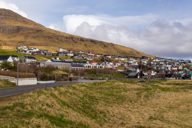 Stongum, Faroe Adaları - 30 Nisan 2018: Vagar Adası 'ndaki Stongum manzarası. Bir tepenin yamacında küçük bir köy..