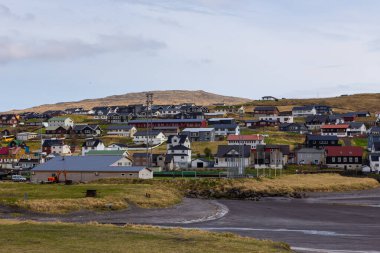 Stongum, Faroe Adaları - 30 Nisan 2018: Vagar Adası 'ndaki Stongum manzarası. Bir tepenin yamacında küçük bir köy..