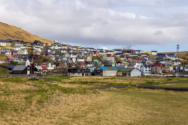 Stongum Faroe Islands April 2018 Vagar島のStongumの眺め 丘の斜面にある小さな村 — ストック写真