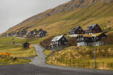 Streymoy Adası 'ndaki Kirkjubour manzarası. Bir tepenin yamacında küçük bir köy. Faroe Adaları.