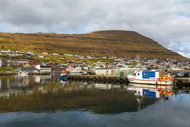 Klaksvik, Faroe Adaları - 02 Mayıs 2018: Bordoy adasındaki Klaksvik manzarası. Bir tepenin yamacında küçük bir köy ve liman..
