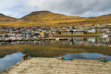 Klaksvik, Faroe Adaları - 02 Mayıs 2018: Bordoy adasındaki Klaksvik manzarası. Bir tepenin yamacında küçük bir köy ve liman..