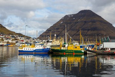 Klaksvik, Faroe Adaları - 02 Mayıs 2018: Bordoy adasındaki Klaksvik manzarası. Bir tepenin yamacında küçük bir köy ve liman..