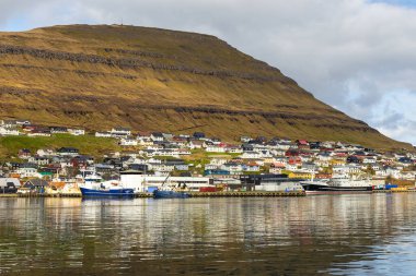 Klaksvik, Faroe Adaları - 02 Mayıs 2018: Bordoy adasındaki Klaksvik manzarası. Bir tepenin yamacında küçük bir köy ve liman..
