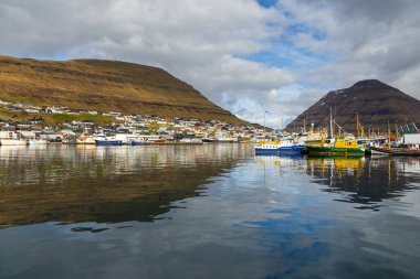 Klaksvik, Faroe Adaları - 02 Mayıs 2018: Bordoy adasındaki Klaksvik manzarası. Bir tepenin yamacında küçük bir köy ve liman..
