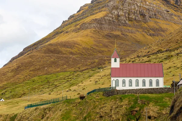 Kunoy Kerk Een Heuvel Steile Kust Van Het Eiland Kalsoy — Stockfoto