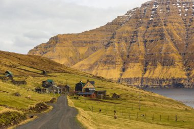 Muli, Faroe Adaları - 02 Mayıs 2018: Bordoy adasındaki Muli manzarası. Bir tepenin yamacında küçük bir köy..