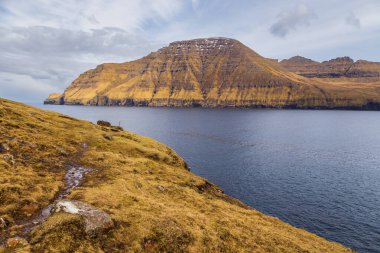 Bordoy adasının dik kıyıları. Atlas Okyanusu, Muli, Faroe Adaları 'ndaki volkanik takımadalar.