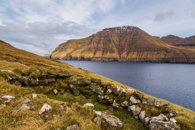 Bordoy adasının dik kıyıları. Atlas Okyanusu, Muli, Faroe Adaları 'ndaki volkanik takımadalar.