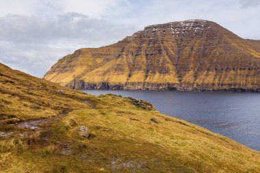 Bordoy adasının dik kıyıları. Atlas Okyanusu, Muli, Faroe Adaları 'ndaki volkanik takımadalar.