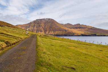 Bordoy adasının dik kıyıları. Atlas Okyanusu, Muli, Faroe Adaları 'ndaki volkanik takımadalar.