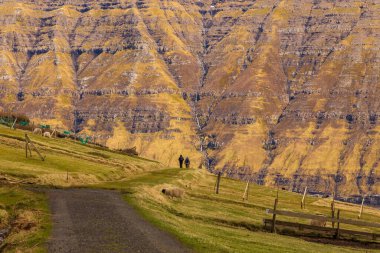 Bordoy adasındaki dağ manzarası. Bulutlu bahar günü. Muli, Faroe Adaları.