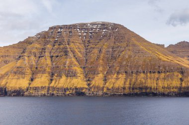 Bordoy adasının dik kıyıları. Atlas Okyanusu, Muli, Faroe Adaları 'ndaki volkanik takımadalar.