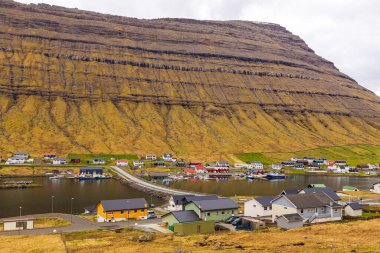 Muli, Faroe Adaları - 02 Mayıs 2018: Bordoy adasındaki Muli manzarası. Bir tepenin yamacında küçük bir köy..