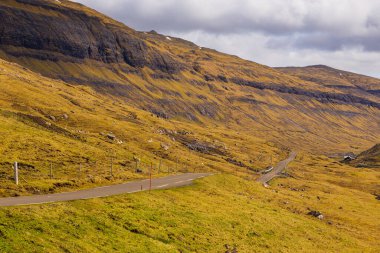 Bordoy adasındaki dağ manzarası. Bulutlu bahar günü. Muli, Faroe Adaları.