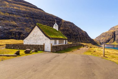 Saksunar Kilisesi manzarası, Kirkja Streymoy adasındaki küçük bir köyde. Güneşli bir gün. Saksun, Faroe Adaları.