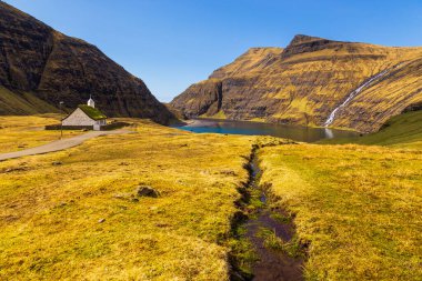 Saksunar Kilisesi manzarası, Kirkja Streymoy adasındaki küçük bir köyde. Güneşli bir gün. Saksun, Faroe Adaları.