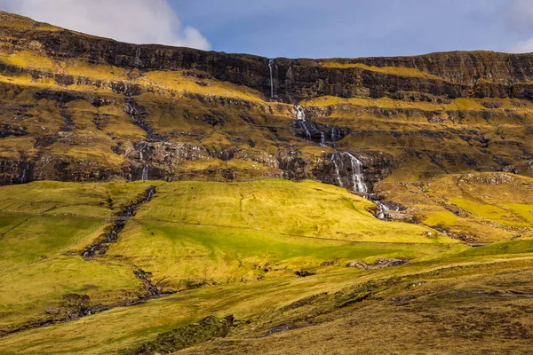 Ein Wasserfall Der Einen Steilen Berghang Auf Der Zum Vulkanischen — Stockfoto