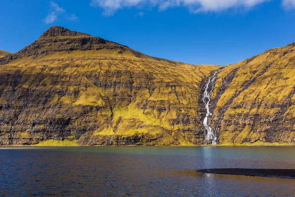 Hermoso Paisaje Primavera Vista Laguna Pollurin Bahía Osin Cascada Que —  Fotos de Stock