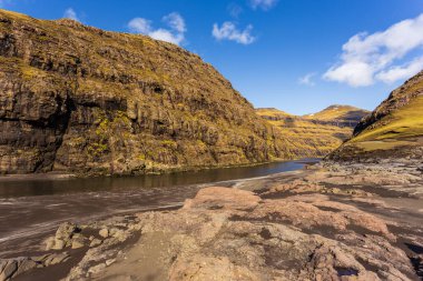 Osin Körfezi, Saksun köyünü Atlantik Okyanusu 'na bağlıyor. Siyah kum ve dik dağ yamaçları. Saksun, Faroe Adaları, Danimarka.