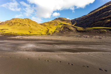 Osin Körfezi 'ndeki karanlık sahil ve dik dağ yamaçları. Saksun köyünü Atlantik Okyanusu 'na bağlayan bir körfez. Saksun, Faroe Adaları, Danimarka.