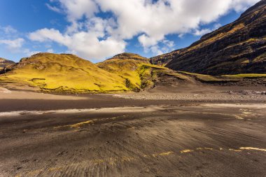 Osin Körfezi 'ndeki karanlık sahil ve dik dağ yamaçları. Saksun köyünü Atlantik Okyanusu 'na bağlayan bir körfez. Saksun, Faroe Adaları, Danimarka.
