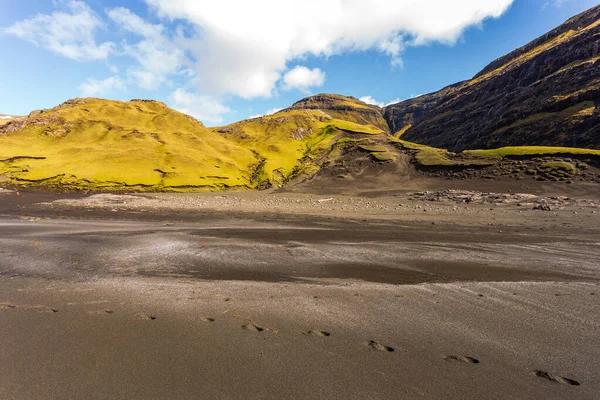 Osin Körfezi 'ndeki karanlık sahil ve dik dağ yamaçları. Saksun köyünü Atlantik Okyanusu 'na bağlayan bir körfez. Saksun, Faroe Adaları, Danimarka.