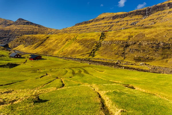 Streymoy Adası 'ndaki Osin Körfezi' ndeki dağ manzarası. Volkanik takımadanın bir parçası. Güzel güneşli bir gün, Saksun, Faroe Adaları, Danimarka.