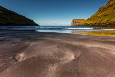 Tjornuvik 'teki sahil şeridi. Arka planda Risin og Kellingin kaya oluşumları var. Uçurum manzarası. Tjornuvik, Faroe Adaları, Danimarka.