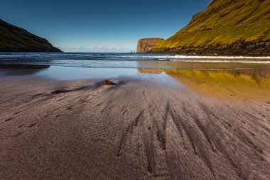 Tjornuvik 'teki sahil şeridi. Arka planda Risin og Kellingin kaya oluşumları var. Uçurum manzarası. Tjornuvik, Faroe Adaları, Danimarka.