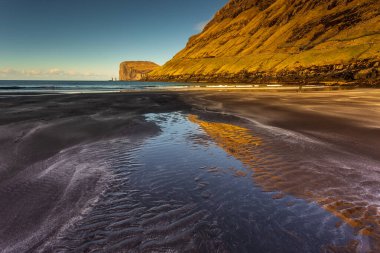 Tjornuvik 'teki sahil şeridi. Arka planda Risin og Kellingin kaya oluşumları var. Uçurum manzarası. Tjornuvik, Faroe Adaları, Danimarka.