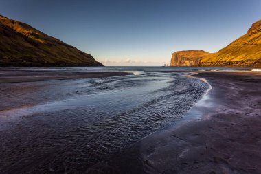 Tjornuvik 'teki sahil şeridi. Arka planda Risin og Kellingin kaya oluşumları var. Uçurum manzarası. Tjornuvik, Faroe Adaları, Danimarka.