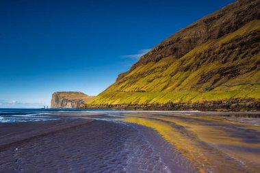 Tjornuvik 'teki sahil şeridi. Arka planda Risin og Kellingin kaya oluşumları var. Uçurum manzarası. Tjornuvik, Faroe Adaları, Danimarka.