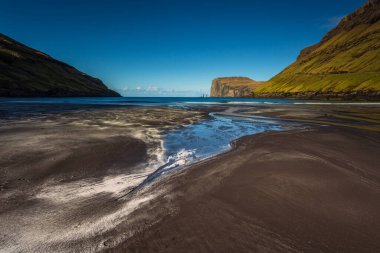 Tjornuvik 'teki sahil şeridi. Arka planda Risin og Kellingin kaya oluşumları var. Uçurum manzarası. Tjornuvik, Faroe Adaları, Danimarka.